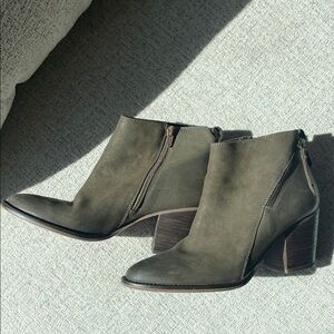 Blondo Avocado Color Waterproof Suede/Leather Nivada Ankle Booties. Good soles!